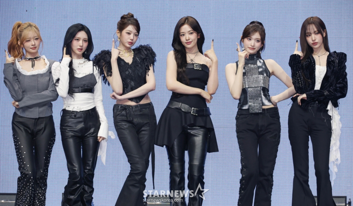 23日下午,女子组合IVE在首尔广津区YES24 Live Hall举行的正规2辑《REVIVE+》发行纪念表演秀上摆出造型,供记者们拍照。 这张专辑收录了包括双主打歌《BLACKHOLE》、《BANG BANG》、《Hush》、《Stuck In Your Head》、《Fireworks》、《HOT COFFEE》、《8》、《Odd》、李瑞的《Super ICY》、《Real》、《Ray Works》、《HOT COFFEEE》、《HOT COFEE》、《Odd》、《ODE》、李瑞的《Super IS CY》、《REAURS》等12首单曲目。 /2026.02.23 / 照片=李东勋 photoguy@