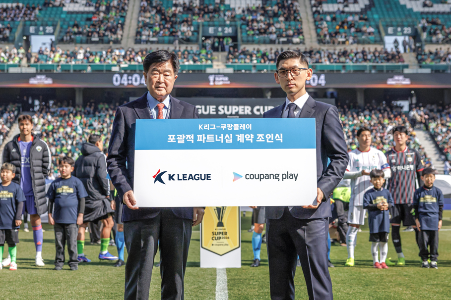 Korea Professional Football Federation-Coupang Play Partnership Extension. /Photo = Courtesy of the Korea Professional Football League