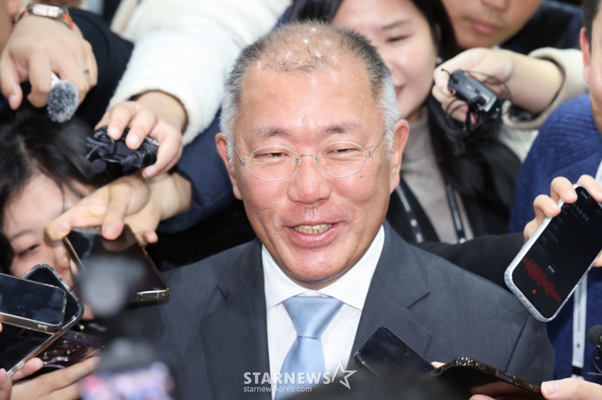 5日,在京畿龙仁市起亚展望广场举行的起亚80周年纪念活动结束后,现代汽车集团总裁权昌会=郑义宣正在回答记者的提问。 2025.12.05. kch0523@newsis.com / 照片=权昌会