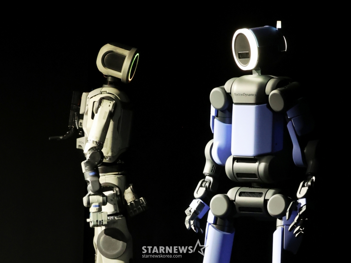 （拉斯维加斯=新闻1）记者黄基善=在世界最大的家电、信息技术（IT）展示会"CES 2026"开幕前一天的5日（当地时间），在美国内华达州拉斯维加斯曼德勒湾举行的现代汽车集团新闻发布会上，人形机器人Atlas试制品（左）和Atlas开发型车型正在舞台上亮相。 2026.1.6/新闻1 Copyright©新闻1. Allrights reserved.禁止擅自转载和重新发布,禁止使用AI学习。 =照片=（拉斯维加斯=新闻1）黄基善。