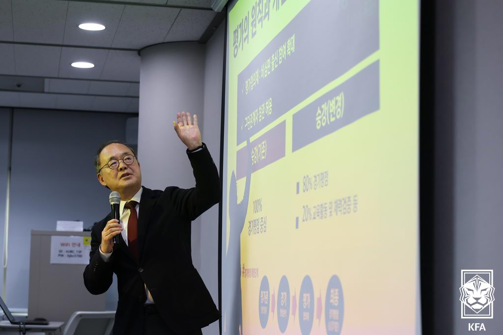 他就是大韩足球协会副会长李容洙。 =图为，韩国足球协会提供。