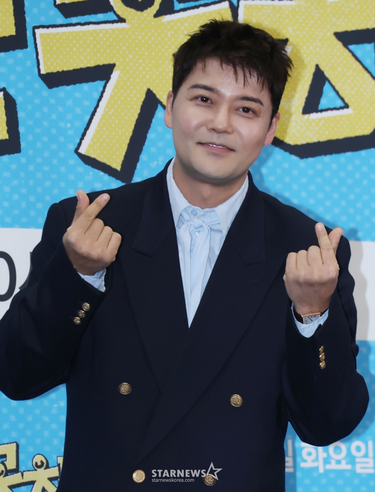 Chiều 12/4, nghệ sĩ truyền hình Jeon Hyun Moo đang tạo dáng tại buổi họp báo ra mắt phim giải trí I Can't Alone (JTBC) diễn ra tại khách sạn Stanford, Sangam-dong, Mapo-gu, Seoul. /2026.01.12 /Ảnh = Photoguy@ Lee Dong Hoon