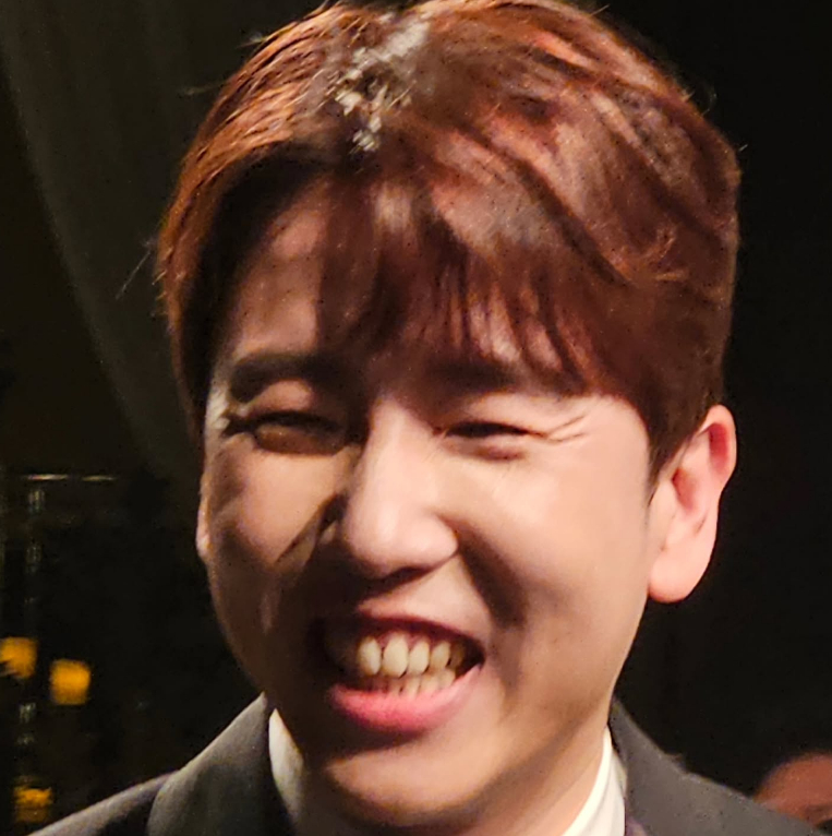 照片=张成奎的照片墙。