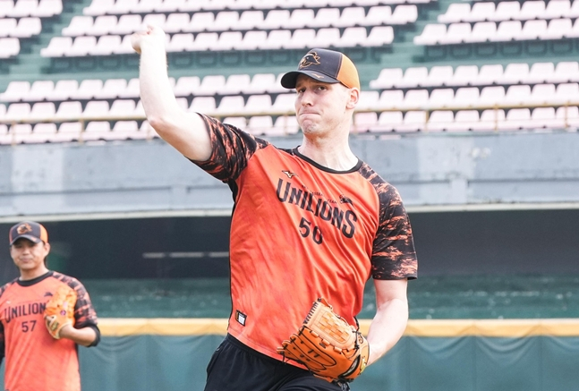 正在投接球的多翼手。 =图为,tong lions官方SNS。