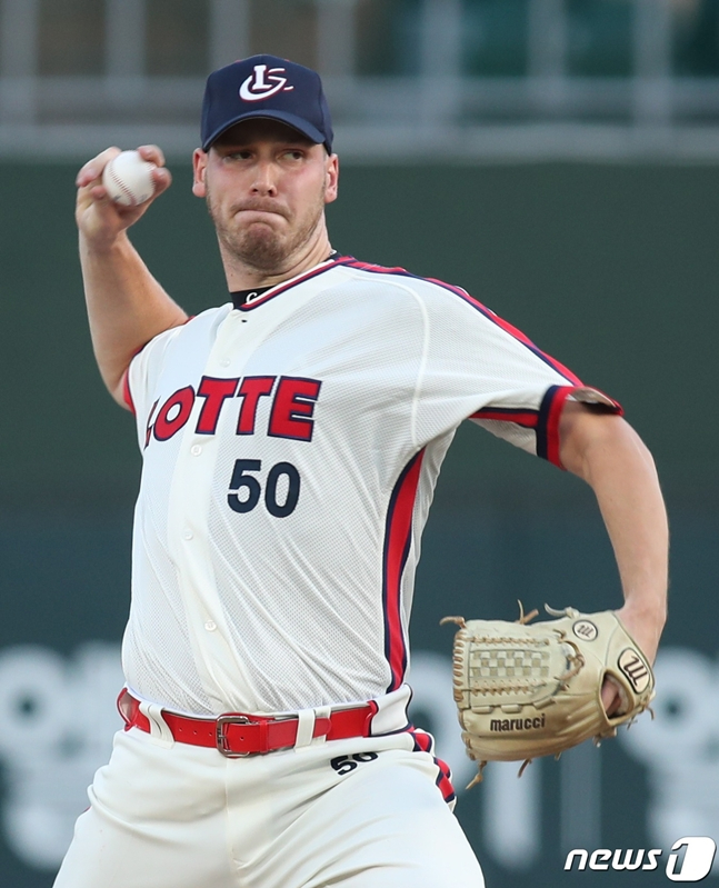 图为,2019赛季穿上乐天巨人队队服的达益松。 =照片=news1