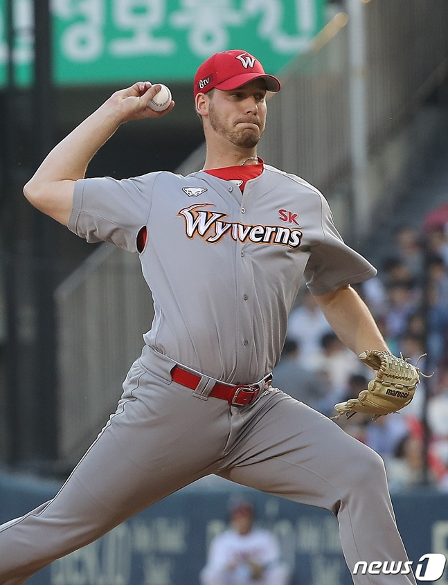 图为,2019赛季穿上SK飞龙队队服的达益松。 =照片=news1