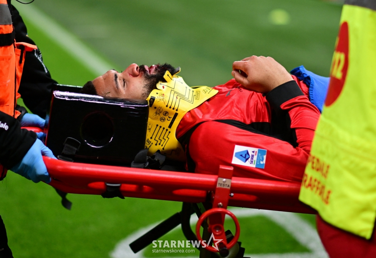 Ruben Loftus-Cheek is being carried on a stretcher during the game. /Reuters=News1