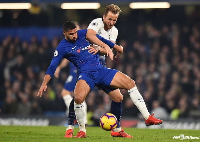 Ruben Loftus-Cheek and Harry Kane (then Tottenham Hotspur) are fighting each other during the Chelsea period. /AFPBBNews=News1