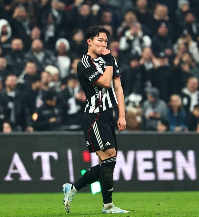 Oh Hyun-kyu is doing a ceremony while kissing the emblem. /Photo = Besiktas official website