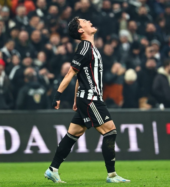 Oh Hyun-kyu is doing a ceremony. /Photo = Besiktas official website