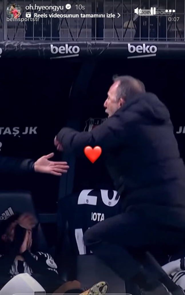 Coach Oh Hyun-kyu kneels right after the scoring scene. /Photo = Oh Hyun-kyu SNS