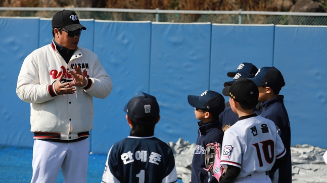Manager Jang Won-jin (left), who is leading the Seogwipo Little Baseball Team./Photo = Ulsan Wales