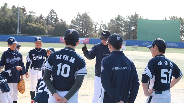 Choi Ki-moon, the head coach, is guiding the Little Baseball Team. /Photo = Ulsan Wales