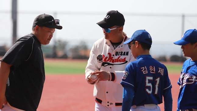 Pitcher coach Park Myung-hwan (center) after giving a grip to the Little Pitchers in Gangnam-gu District. /Photo = Ulsan Wales