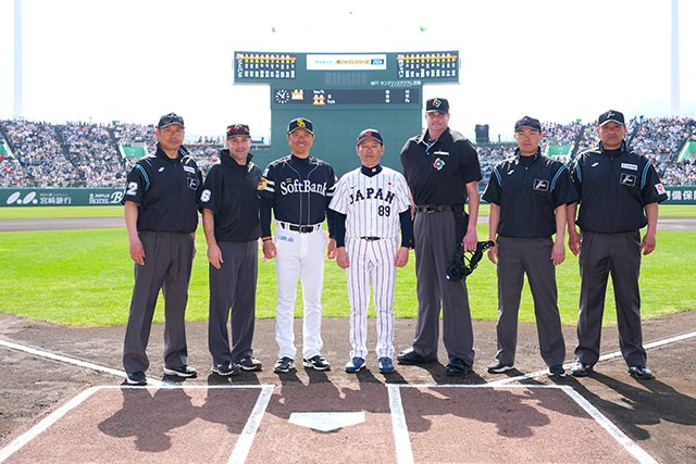 22日举行的热身赛前,裁判团和两队教练正在合影留念。 =日本棒球代表队官方网站。