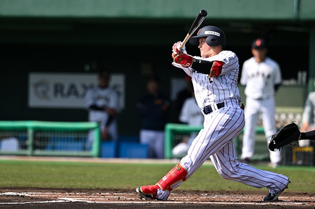 击球的马基·舒戈。 =日本棒球代表队官方网站。