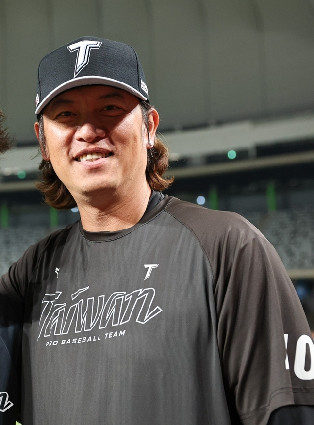 候补队员教练王千明。 =照片=CPBL官方SNS