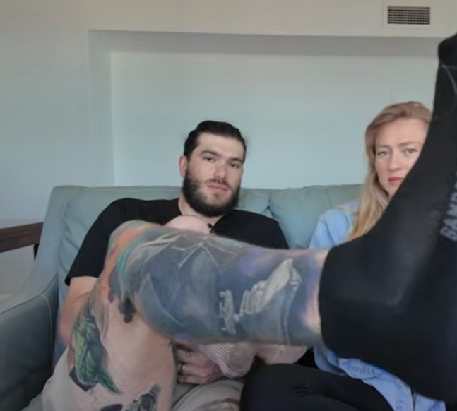Ponce (left) showing off his new tattoo in the offseason. /Picture =Capture of Emma Ponce, wife of coordination, YouTube video