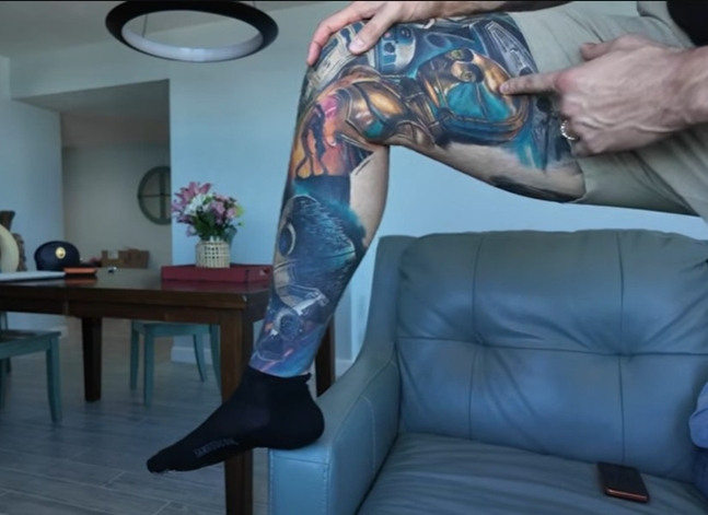 Ponce, who is explaining the tattoo himself. /Picture =Capture of Emma Ponce, wife of coordination, YouTube video