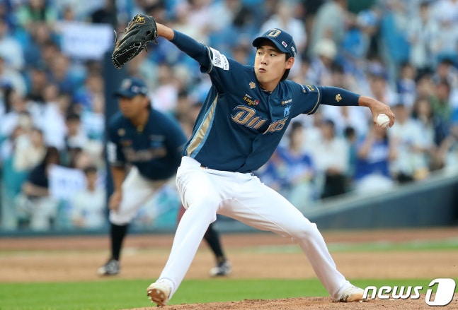 Jung Koo-beom is pitching before joining the army. /Photo = News 1