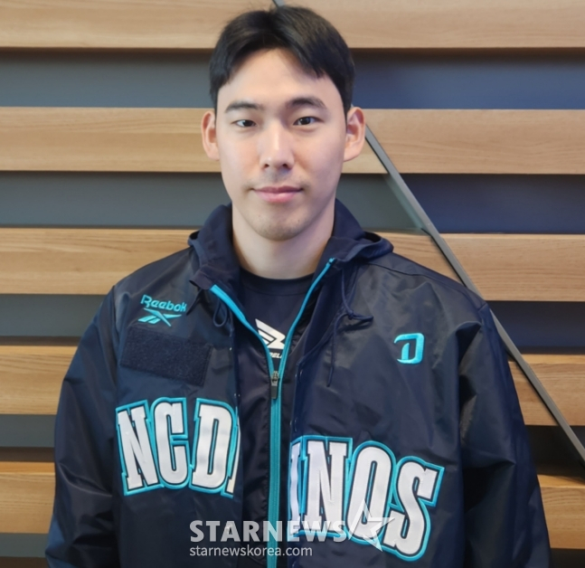 NC Jung Koo-beom is interviewing reporters ahead of his departure from spring camp on January 24. /Photo = Reporter Ahn Ho-geun
