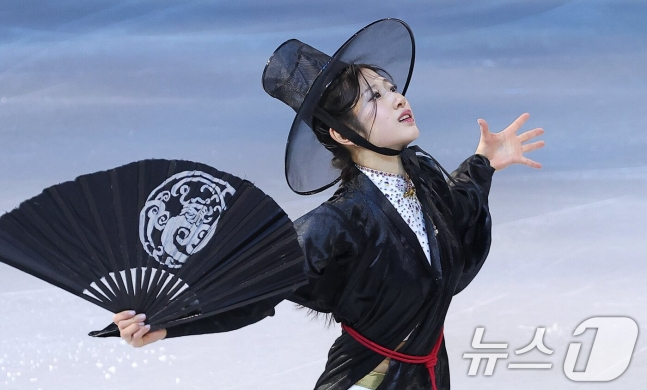 イ·ヘインがガラショーで死神を思い浮かべる服装を着用して演技に乗り出している。 /写真=ニュース1