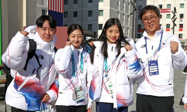 Minister of Culture, Sports and Tourism Choi Hwi-young (far right) visits the Olympic Village in Milan, Italy, on the 5th (local time), a day before the opening of the 2026 Milan-Cortina D'Ampezzo Winter Olympics, to encourage figure skating Shin Ji-ah (2nd left) and Lee Hae-in (2nd right).  /Photo = Textbook 