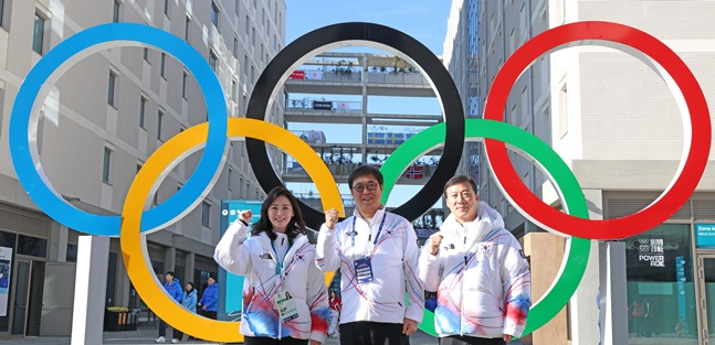 Minister Choi Hwi-young (center) visits the Olympic Village in Milan, Italy on the 5th (local time) and shouts fighting with Lee Soo-kyung (left) and Kim Taek-soo, president of the Olympic Village. /Photo = Textbook
