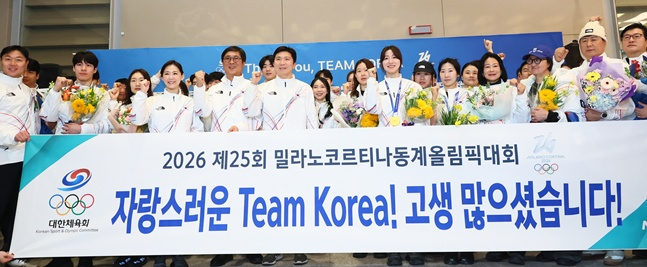 Minister of Culture, Sports and Tourism Choi Hwi-young is taking a commemorative photo at the welcoming ceremony of the South Korean team for the 2026 Milan-Cortina D'Ampezzo Winter Olympics at Incheon International Airport's second passenger terminal on the 24th.  /Photo = Textbook