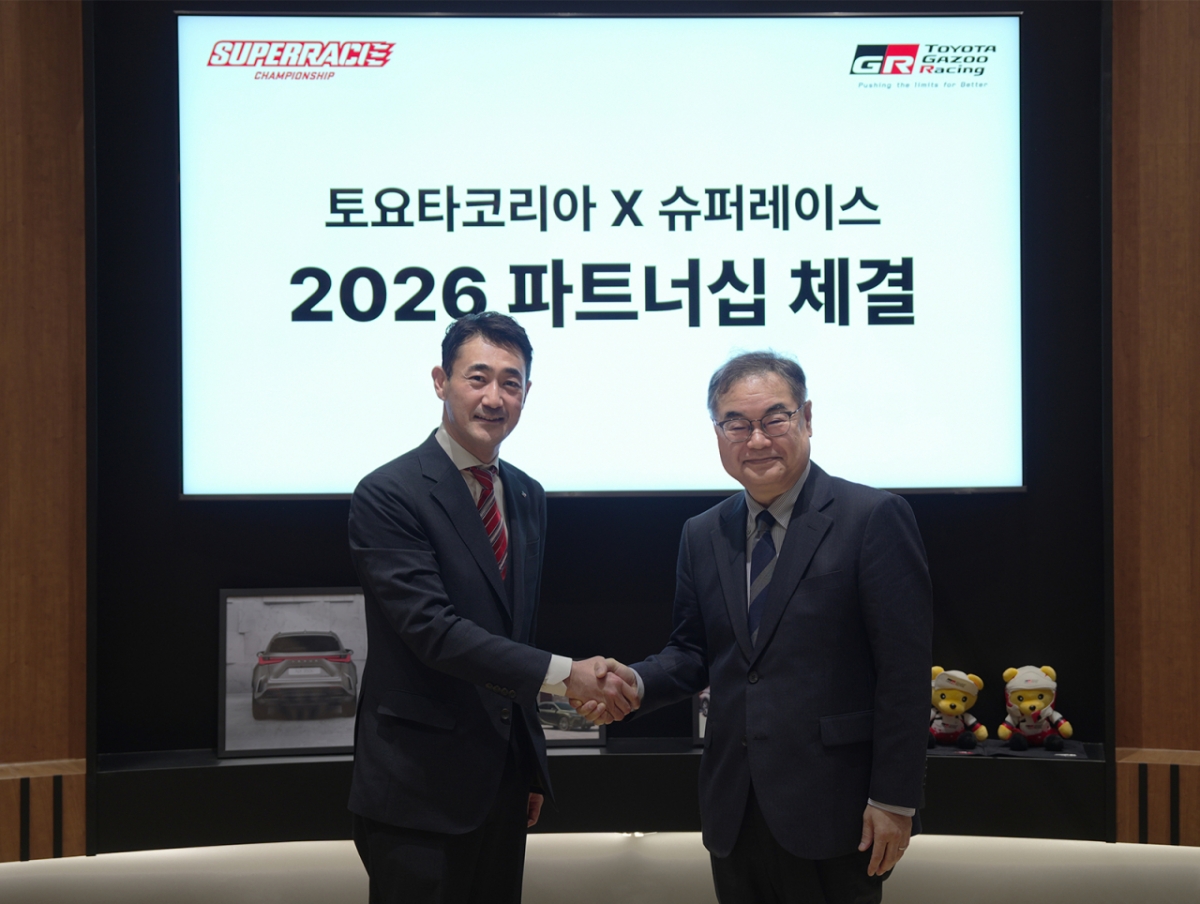 =丰田韩国代表理事孔山真夫和超级赛车新任代表马锡镐。