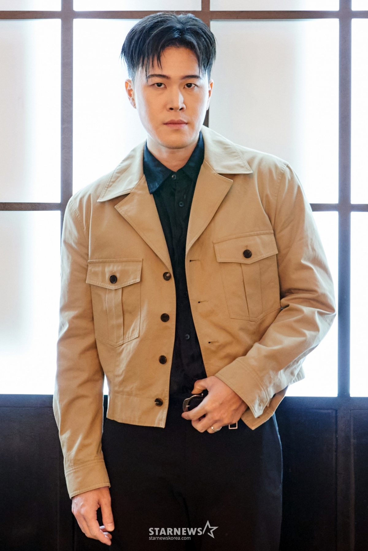 歌手钱斯勒13日下午出席了在网上举行的新专辑《Chancellor》记者见面会,并摆出造型,供记者们拍照。 《提供=connect娱乐》2021年10月13日