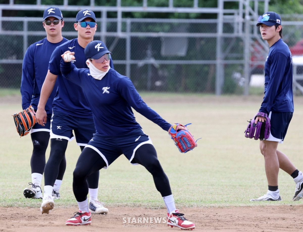 1月14日，在塞班岛Olleye Sports Complex举行的第5天训练中，棒球代表队金惠成（中）正在进行防守训练。 =照片=高级记者姜英祖。