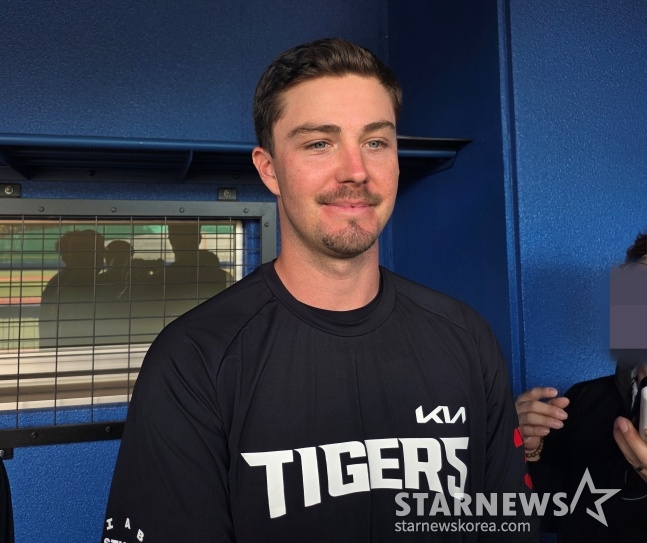 KIA Asian Quarter's Gerid Dale interviewed reporters ahead of a practice game against the Korean national baseball team against the 2026 World Baseball Classic (WBC) at Kadena Baseball Stadium in Kadena, Okinawa Prefecture, Japan on the 24th. /Photo = Reporter Kim Dong-yoon