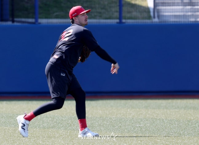 KIA Tigers held a practice game against the Korean national baseball team of WBC at Kadena Baseball Stadium in Okinawa Prefecture, Japan on the 24th. KIA Dale is playing a kebbi ball. /Photo = Senior Reporter Kim Jin-kyung
