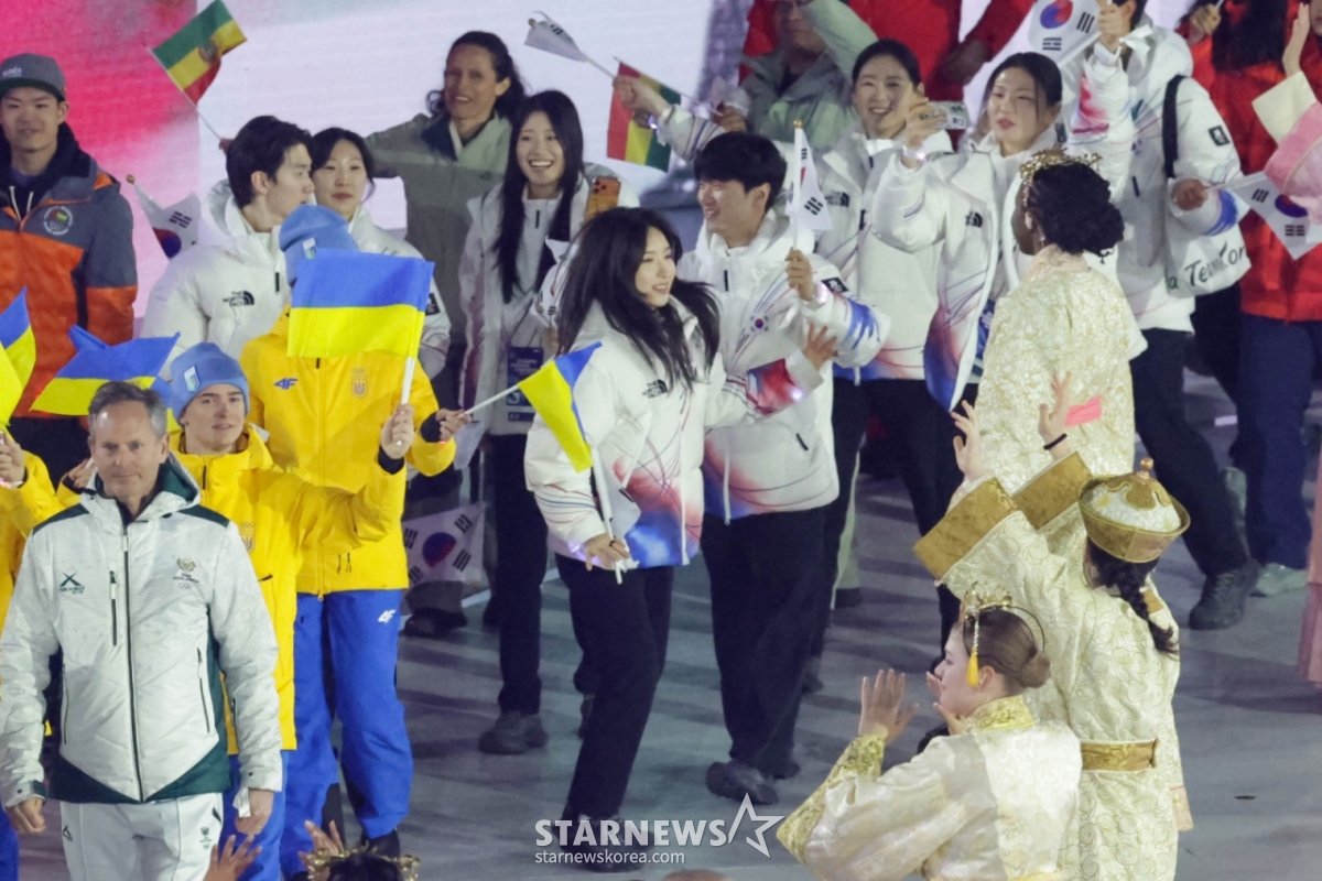 [Verona = Newsis] Reporter Park Joo-sung = Kim Ki-li dances as the South Korean delegation enters the closing ceremony of the 2026 Milan-Cortina D'Ampezzo Winter Olympics at the Verona Arena in Italy on the 22nd (local time). (Co-interview) 2026.02.23. photo@newsis.com /Photo=