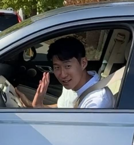 Son Heung-min raises his hand to greet his fans while driving. /Photo = Capture SNS