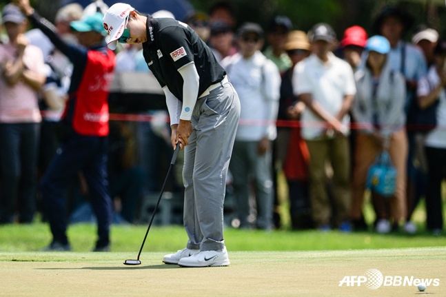 =法新社BBNews=图为,金孝珠正在推杆。