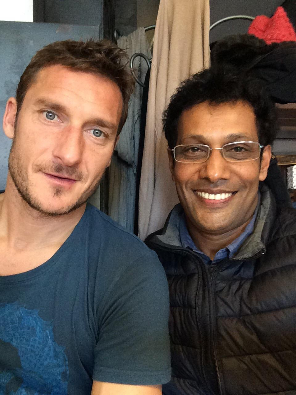 他就是"AS罗马传奇"弗朗切斯科•托蒂(左)和意大利女子板球国家队协调员普拉巴特•埃克内利戈。 =照片:罗马板球俱乐部官方社交网络服务(SNS)