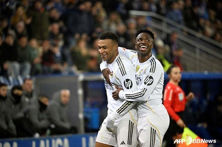 基利安·姆巴佩（中）和维尼修斯·儒尼奥尔。 =法新社BBNews=新闻1。