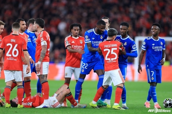 本菲卡和皇家马德里队的球员们正在发生冲突。 =图为，普雷斯蒂亚尼（25号）靠近维尼修斯·儒尼奥尔（右一）。