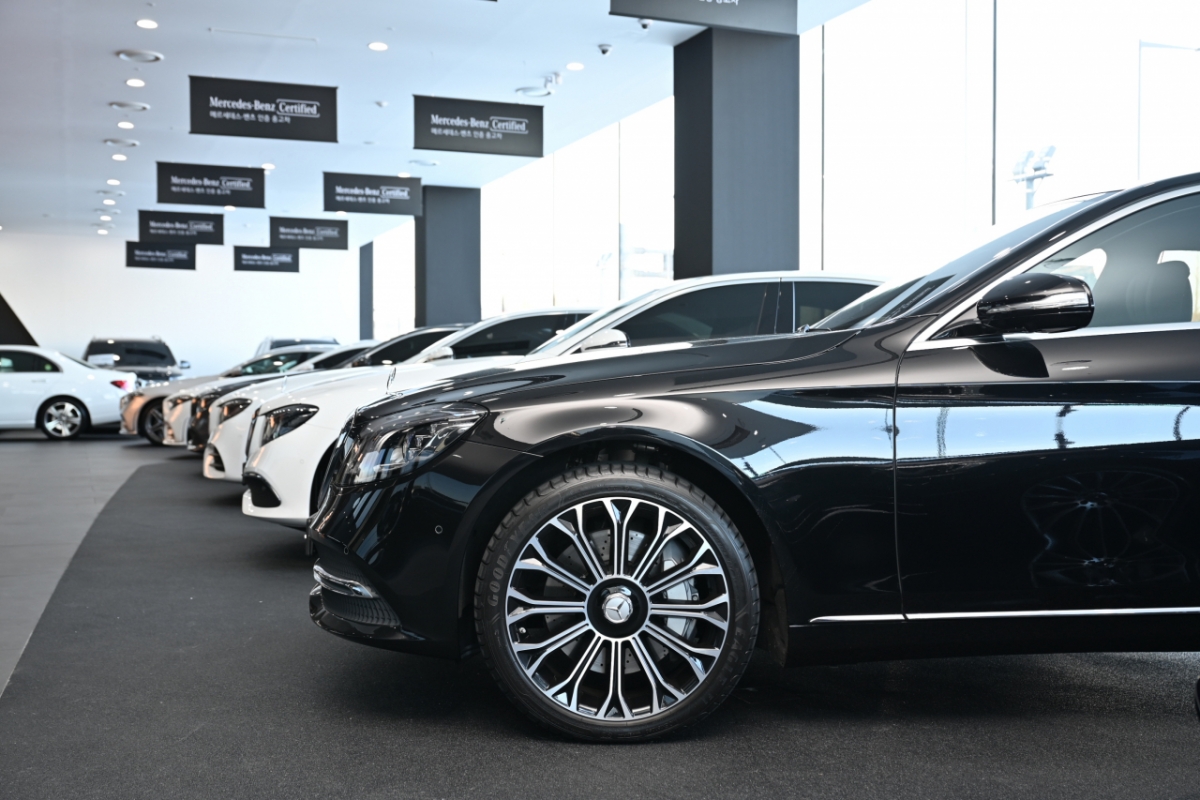 =梅赛德斯-奔驰经销商。