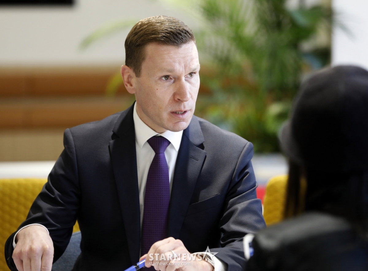 =梅赛德斯-奔驰韩国代表马蒂亚斯-拜特尔20日在首尔中区广场大厦接受媒体采访。