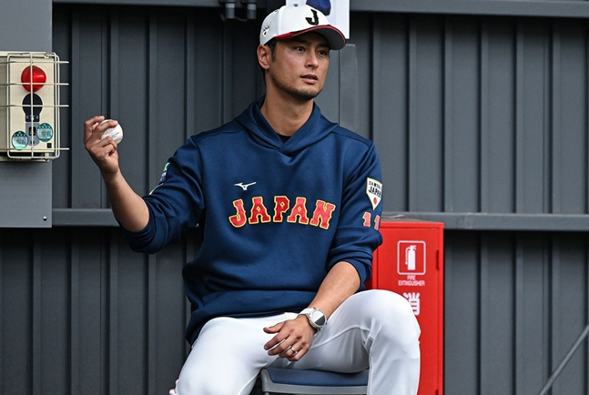 Darvish, who is watching and advising bullpen pitching. /Photo = Official SNS of the Japanese national baseball team