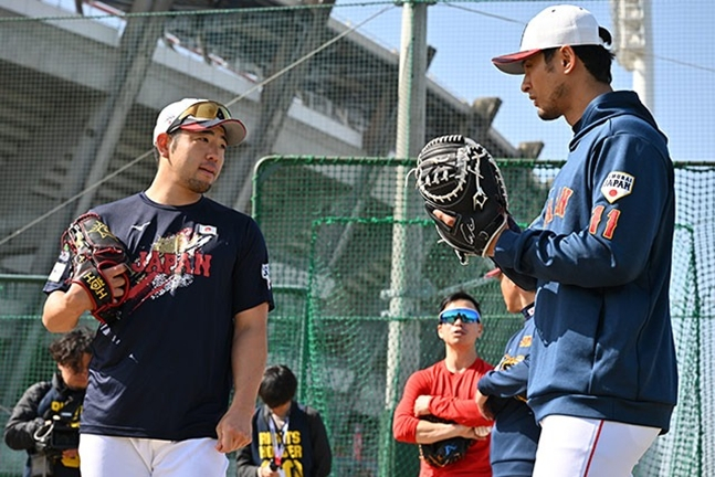 Darvish (right) in conversation with Yusei Kikuchi (left). /Photo = Official SNS of the Japanese national baseball team