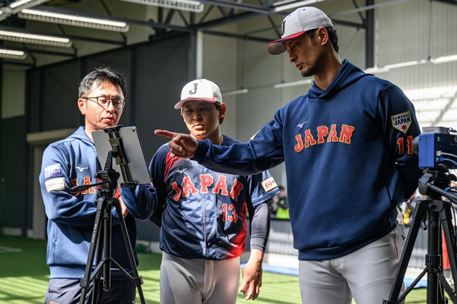 Darvish (right) looking at Hiroya Miyagi (center)'s pitch. /Photo = Official SNS of the Japanese national baseball team