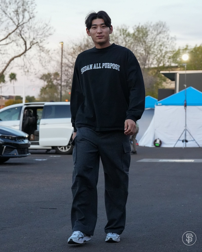 Lee Jung-hoo on his way to work at the camp site. /Photo = San Francisco Giants official SNS