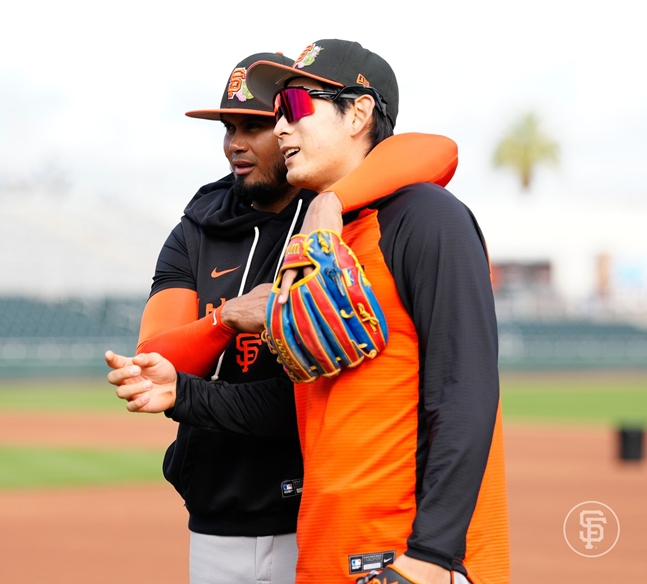 Lee Jung-hoo (right) talking to Luis Arraez. /Photo = San Francisco Giants official SNS