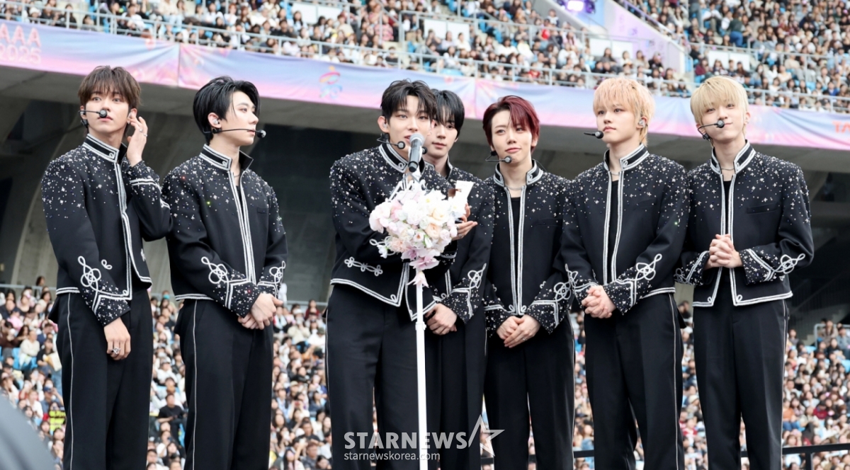 AHOF, which won the AAA Best New Artist Award, is delivering its acceptance speech at the '10th Anniversary Asian Artist Awards 2025 and '10th Anniversary AAA 2025' hosted by Star News at Kaohsiung National Stadium in Taiwan on the 6th. 2025.12.06 / Photo = Kang Young-jo camarat talks@