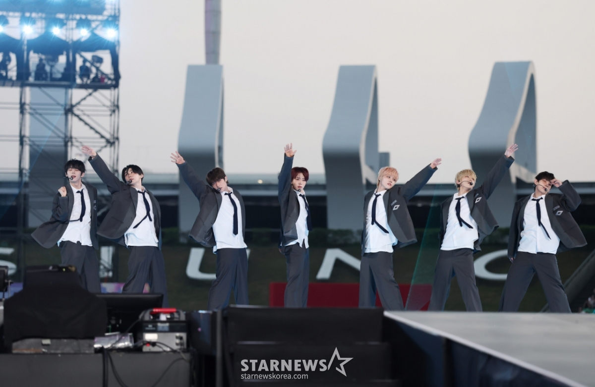 The group nine are performing a great performance at ACON 2025 to commemorate the 10th Anniversary Asian Artist Awards 2025 (the 10th Anniversary AAA 2025), hosted by Star News at Kaohsiung National Stadium on the 7th. /2025.12.07 / Photo = Lee Dong-hoon photoguy@