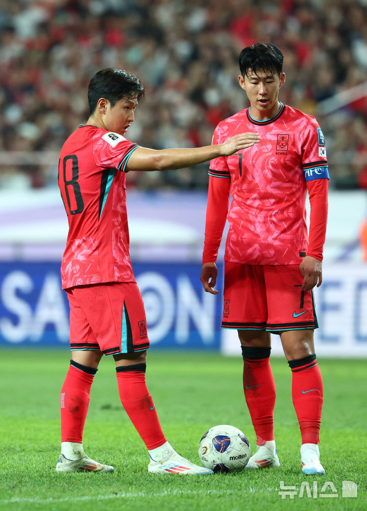 2024年9月5日在首尔麻浦区首尔世界杯体育场举行的2026北中美世界杯亚洲区第三轮预选赛B组第一轮韩国队与巴勒斯坦队的比赛中,孙兴慜(右)和李康仁正在准备任意球。 =照片=newsis。